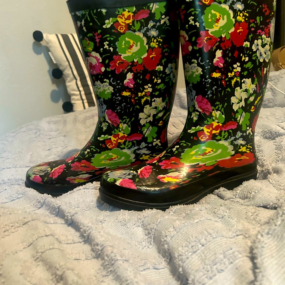 Women’s size 9 sugar boots